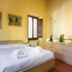 Cozy Classic Italian House Near Santa Croce, On The Lungarno Florenz